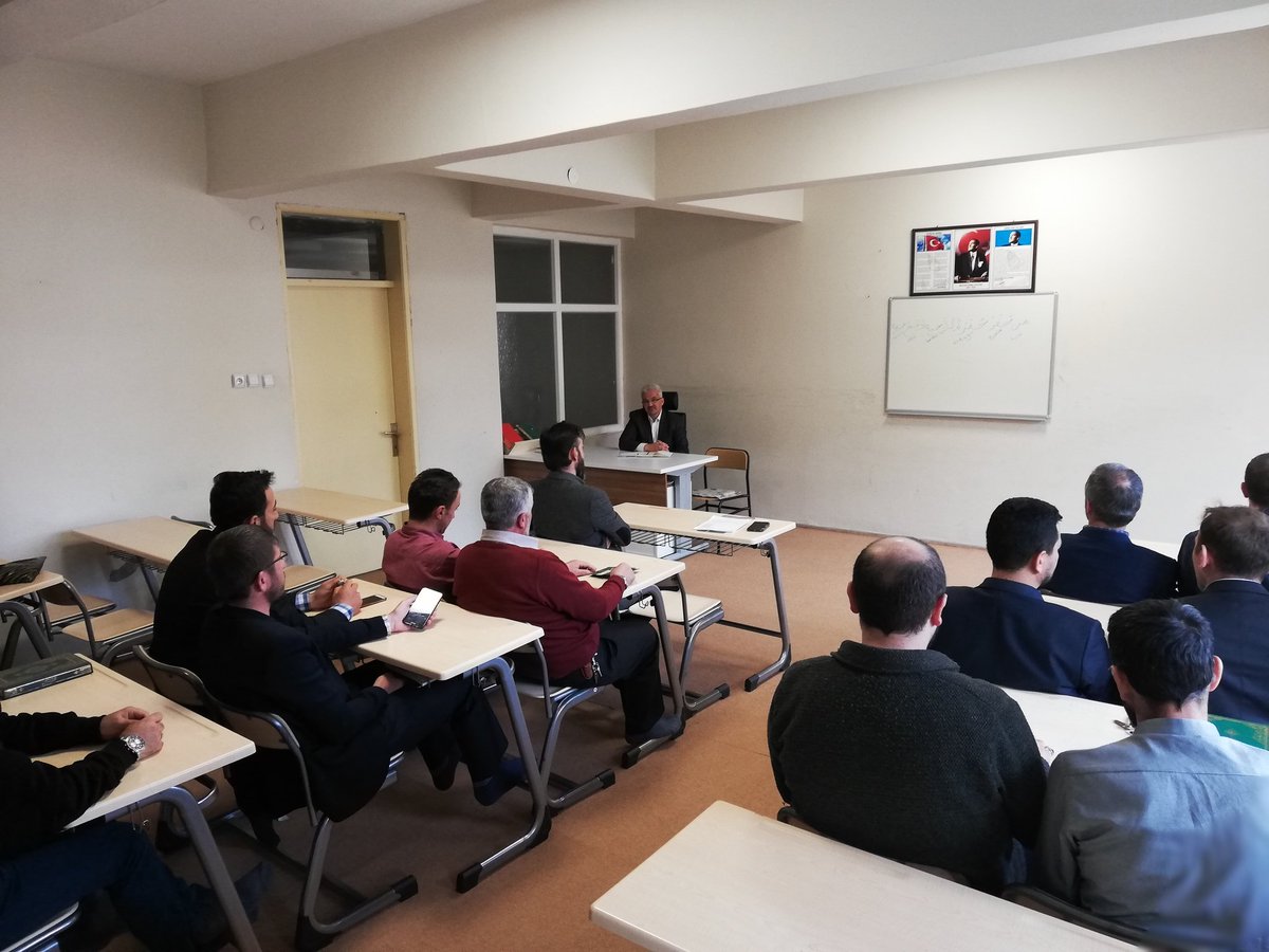 İlçe Müftümüz Muhammet Salman başkanlığında, din görevlilerimiz ve Kur'an Kursu Öğreticilerimizle Gençliğe Değer Projesi  kapsamında yapılan faaliyetlerin değerlendirildiği istişare toplantısı yapıldı.