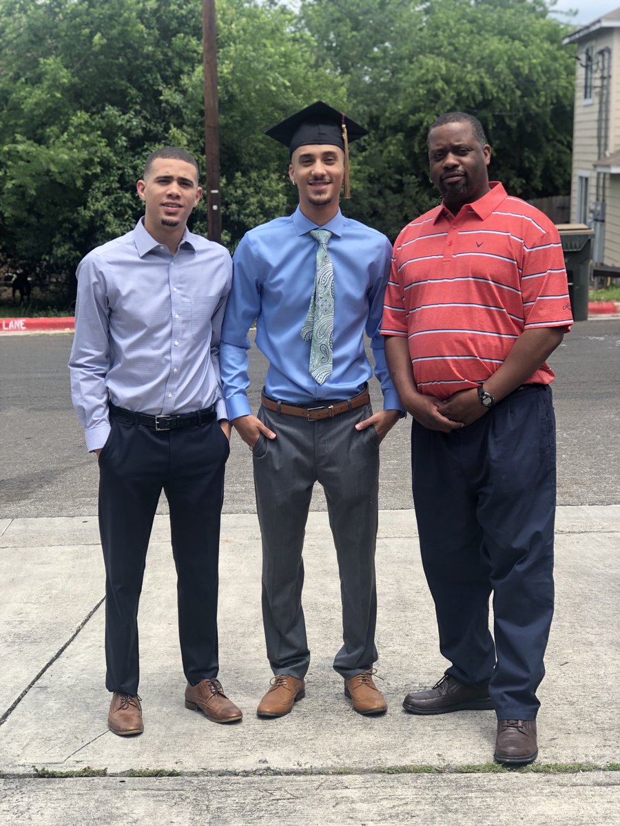 delprisbeard's tweet photo. Bro Did His Thing! #TexasStateGrad #ClassOf2019 @YungEff_ https://t.co/7c7fFdgDrv