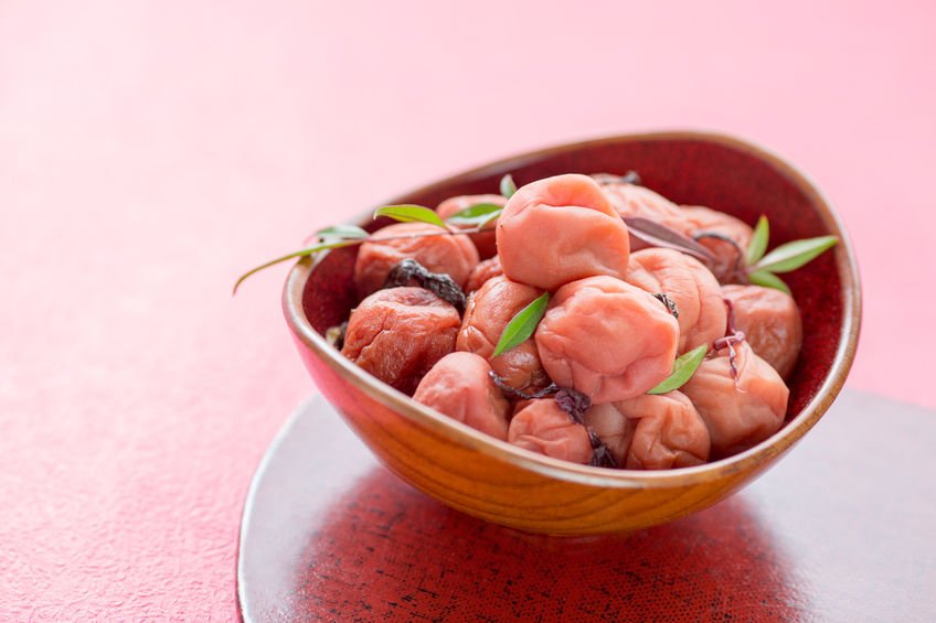 MimasaIfigen's tweet photo. Las umeboshi se obtienen de la fermentación de la ciruela umé con sal, una vez se recolectan en el mes de junio.

https://t.co/whXMoqFqDv https://t.co/HBwFjdE5sC