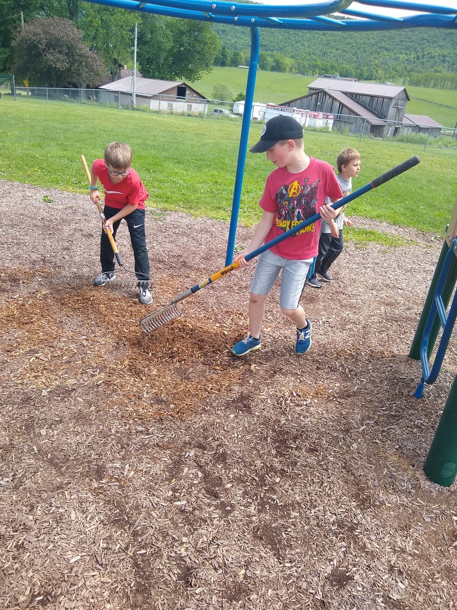 MrsCMW3rdgrade's tweet photo. A great lesson we learned today is that a school runs best when everyone pitches in! The third graders helped mulch the playground at Marion Walker today. #BellPride #Bekind #Thirdgraderocks https://t.co/8ag2By7NT0