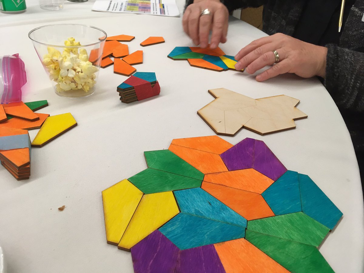 UTeachAlumni's tweet image. Tessellations (and popcorn) with @MathHappensOrg at #uteachconf
