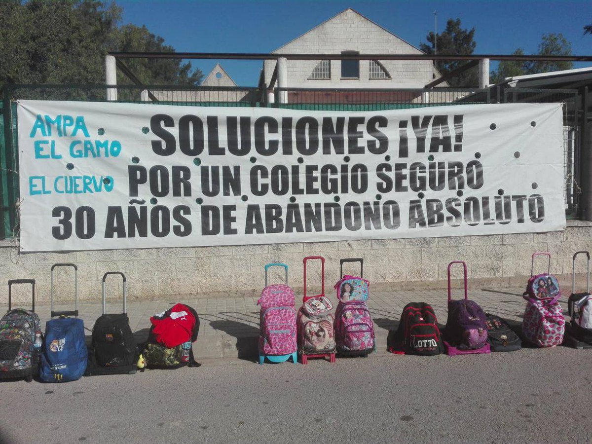 usteasevilla's tweet photo. Nos despedimos hoy con una imagen tomada esta mañana en las puertas del CEIP Ana Josefa Mateo de #ElCuervo . Las familias siguen en lucha para conseguir un centro seguro para sus hijas e hijos. https://t.co/nJVERV8KYH