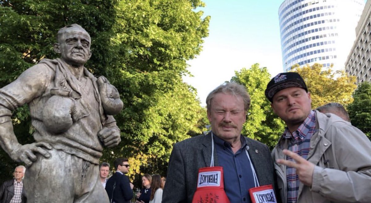 HitFirstBoxing's tweet photo. Dziś był piękny dzień, historycznym, sportowo- wydarzeniu odsłonięcia pomnika Feliksa „Papy” #Stamma. Park Mirowski od Al. Jana Pawła II. Wojciech #Bartnik #southpaw #boxer from #Poland, who won a Light Heavyweight Bronze medal at the 1992 #Olympics.#BOKS #POLSKIBOKS #Olbrychski https://t.co/h7hSABRILQ