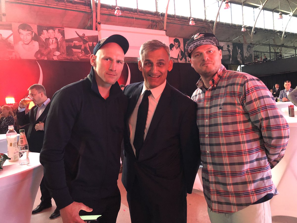HitFirstBoxing's tweet photo. Dziś był piękny dzień, historycznym, sportowo- wydarzeniu odsłonięcia pomnika Feliksa „Papy” #Stamma. Park Mirowski od Al. Jana Pawła II. Wojciech #Bartnik #southpaw #boxer from #Poland, who won a Light Heavyweight Bronze medal at the 1992 #Olympics.#BOKS #POLSKIBOKS #Olbrychski https://t.co/h7hSABRILQ