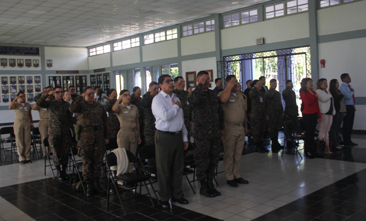 PDDHElSalvador's tweet photo. En cumplimiento al mandato constitucional de la #ProcuradoraDDHH @RaqueldeGuevara, la Directora de la #EscuelaDeDDHH de la @PDDHElSalvador, Ernestina Reyes, inauguró el primer Diplomado de #DDHH dirigido a Formadores de la Fuerza Armada que capacitan en Derechos Humanos. https://t.co/Y8vmJGWhNN