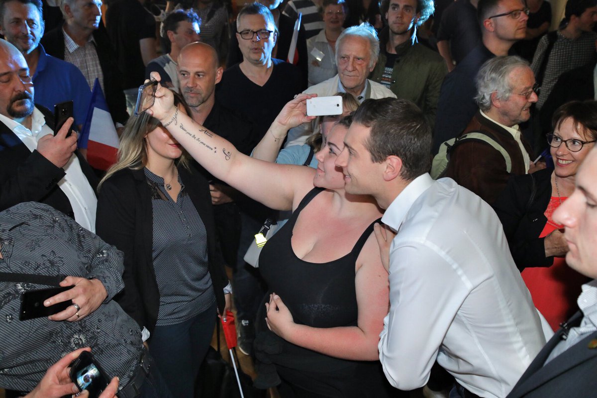 J_Bardella's tweet photo. 🇫🇷 Nous appelons les Français à relever la tête et à reprendre la main. Nous appelons les Français à ne plus subir !

Dimanche, on NE SUBIT PLUS et on STOPPE MACRON ! #Le26MaiVotezRN #OnArrive

Merci l’#Yonne ! 🔥 🔥 🔥 https://t.co/fF94jdzqpj