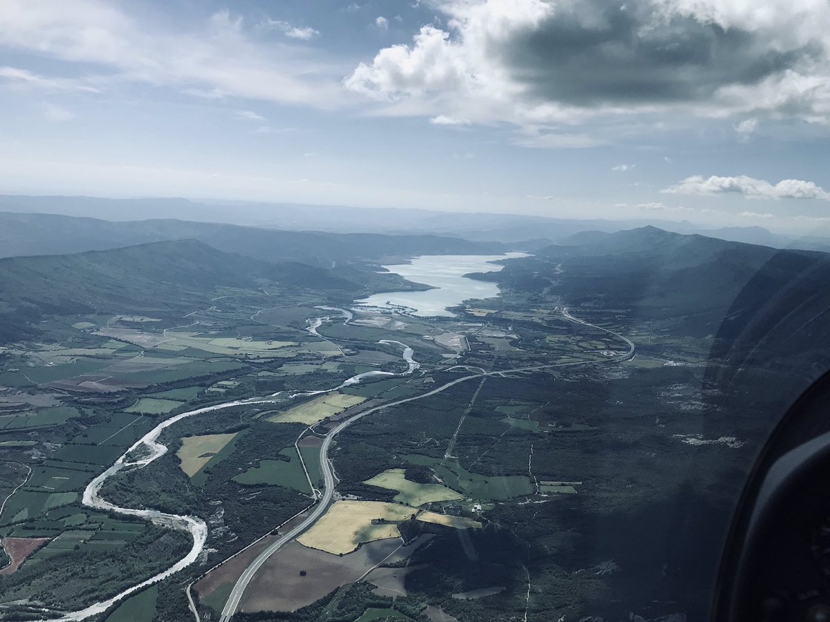 MidlandGliding's tweet image. Better day today than yesterday in the Pyrenees. 220k along the mountains and back down the valley. 10,000’ in thermals Great day.