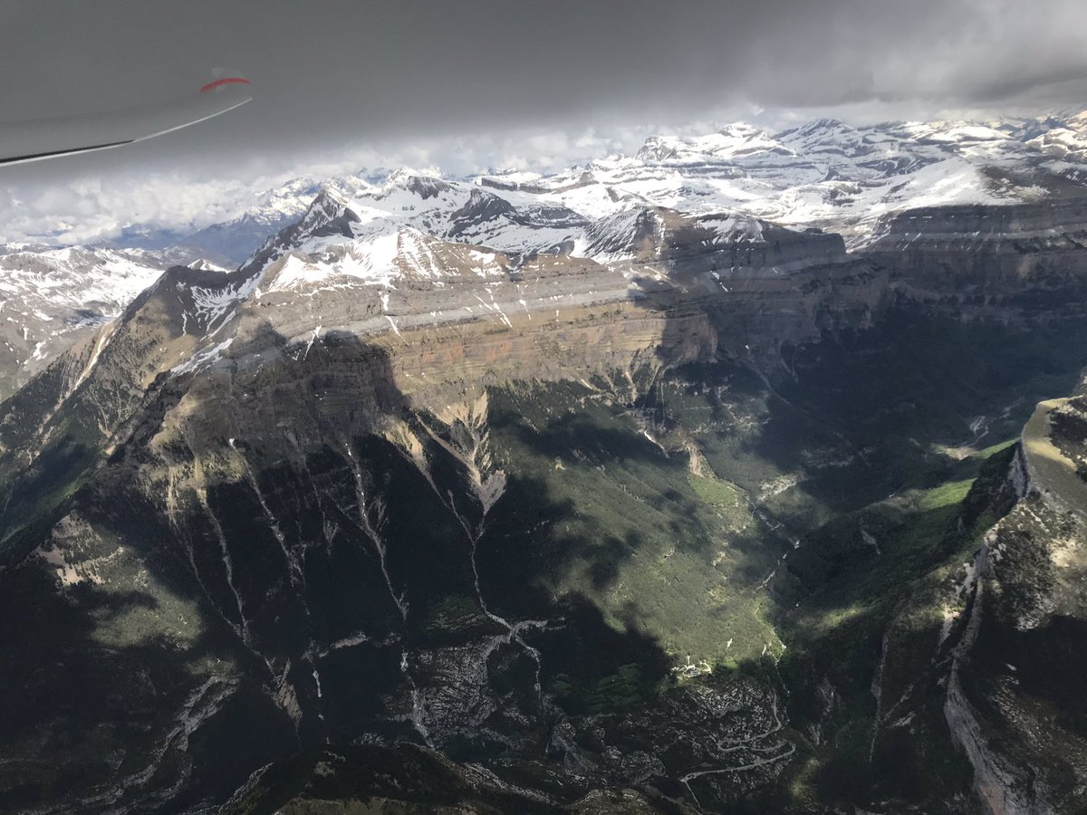 MidlandGliding's tweet image. Better day today than yesterday in the Pyrenees. 220k along the mountains and back down the valley. 10,000’ in thermals Great day.