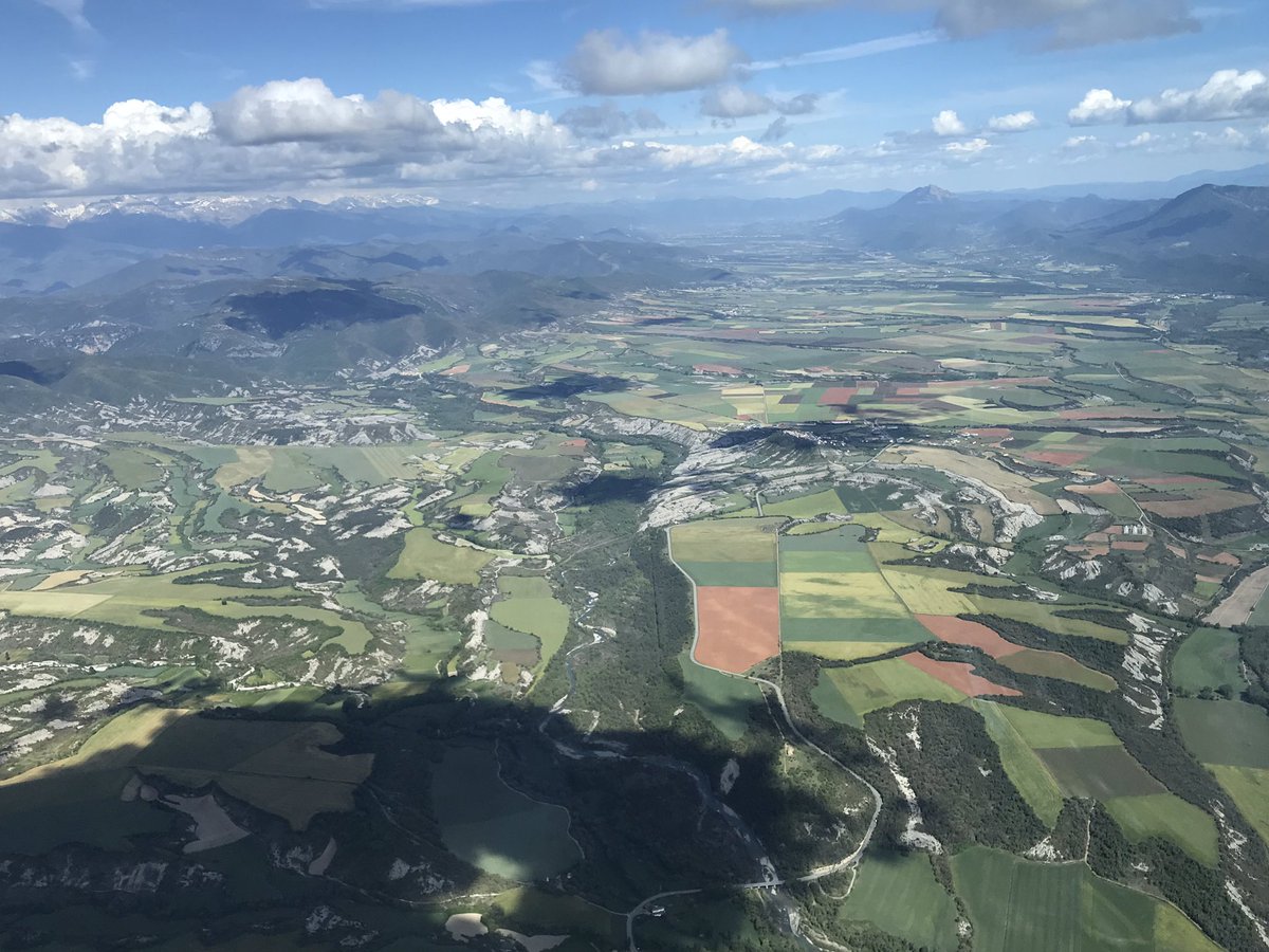 MidlandGliding's tweet image. Better day today than yesterday in the Pyrenees. 220k along the mountains and back down the valley. 10,000’ in thermals Great day.