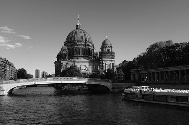 fotografamator's tweet photo. Powolne spacery po Berlinie.
#trip #berlin #sightseeing #germany🇩🇪 #blackandwhite #b&amp;w https://t.co/pB43yGzqB2 https://t.co/76nDpj4xLD
