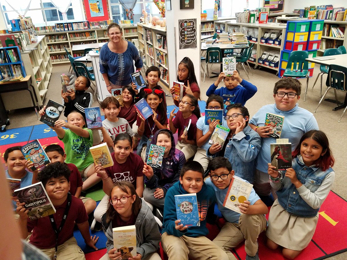 Congratulations to the students of 504! They were the first 4th grade homeroom to return all of their library books. As a prize they each earned a free book of their choosing today from our librarian, Mrs. Anderson.
#carreoncomets