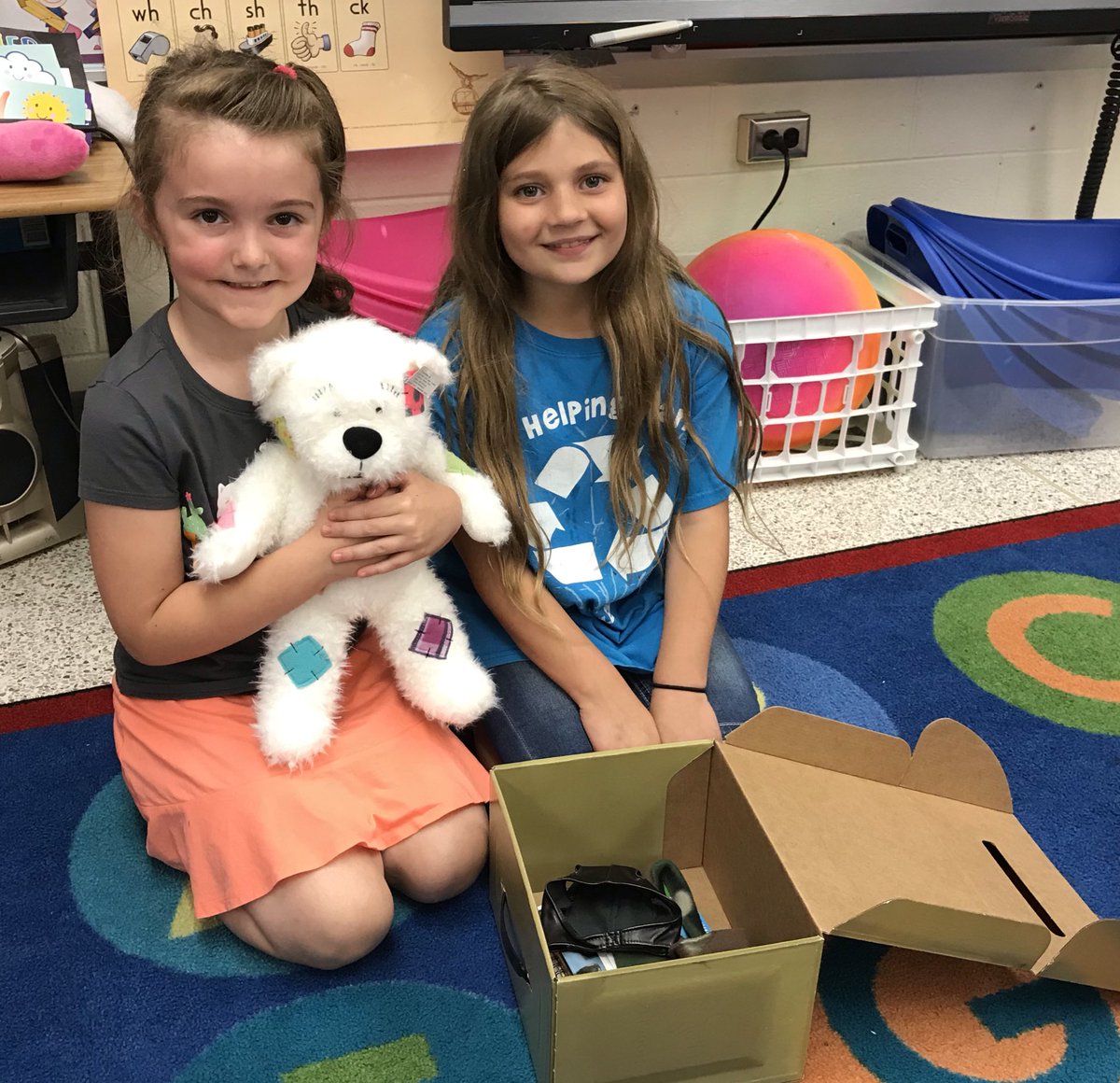 RedMillMickeys's tweet photo. Thank you #Anchored4Life member @RedMillES for sharing beautiful smiles and an awesome kit! #BringingComfort #FeelingSpecial @RMESPrincipal @NclKeros @ohheymswhitt https://t.co/0TaTuS4qnD