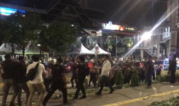 sammybast's tweet photo. this is so heartbreaking. this is all happened just because you can't accept the reality of being lost and you're not even telling your people to settle down and accept the results. Indonesia can still develop without you on the parlement. #SaveIndonesia https://t.co/lydoVFckRi