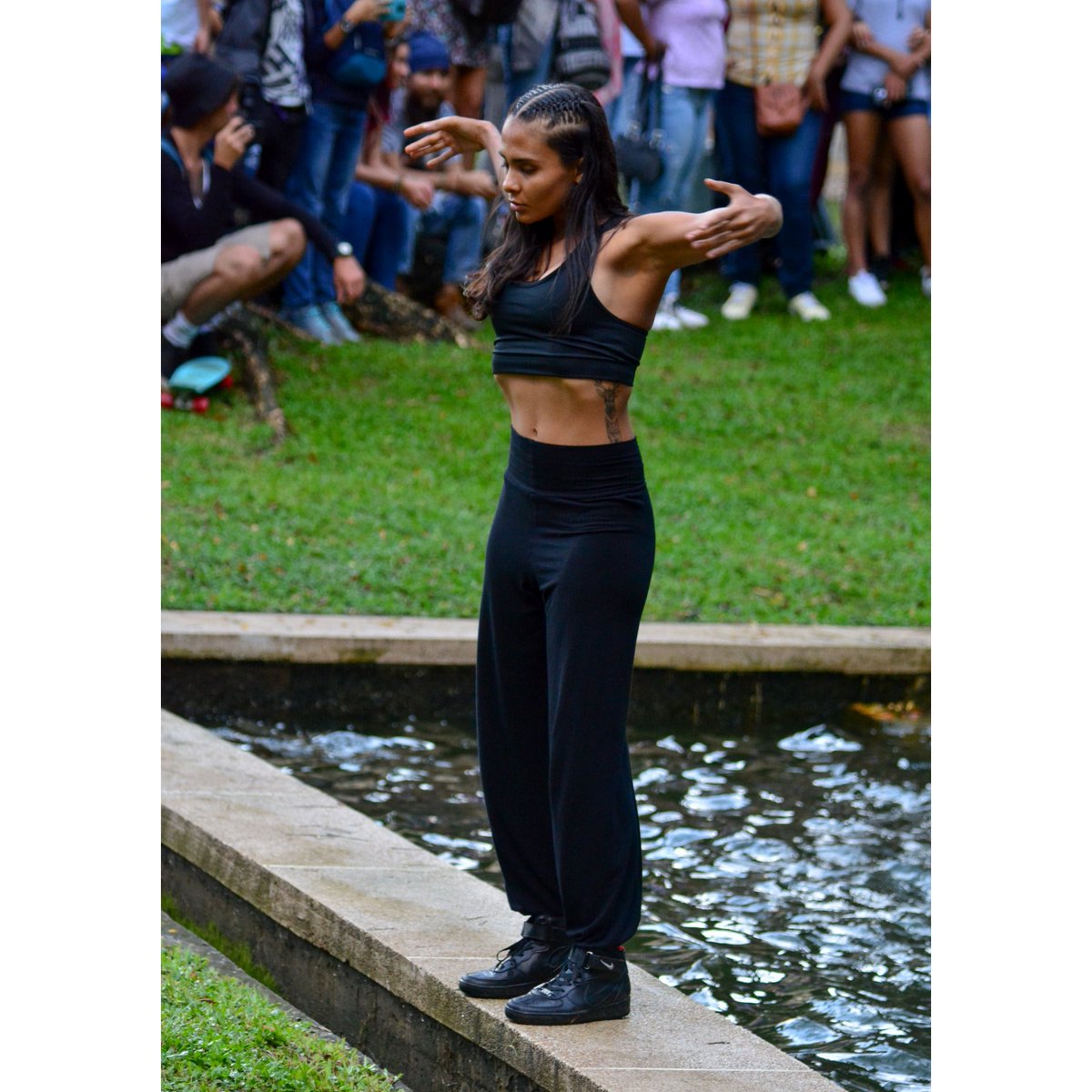 La #CCDC de <a href="/Incolballet/">INCOLBALLET</a> sorprendió a muchos con una actuación impecable el 18 de Mayo.
El público disfrutó de una intervención performática realizada por la CCDC en los jardines del <a href="/MuseolaTertulia/">Monad Foundation⨀</a> en el marco de la celebración del día internacional de los museos