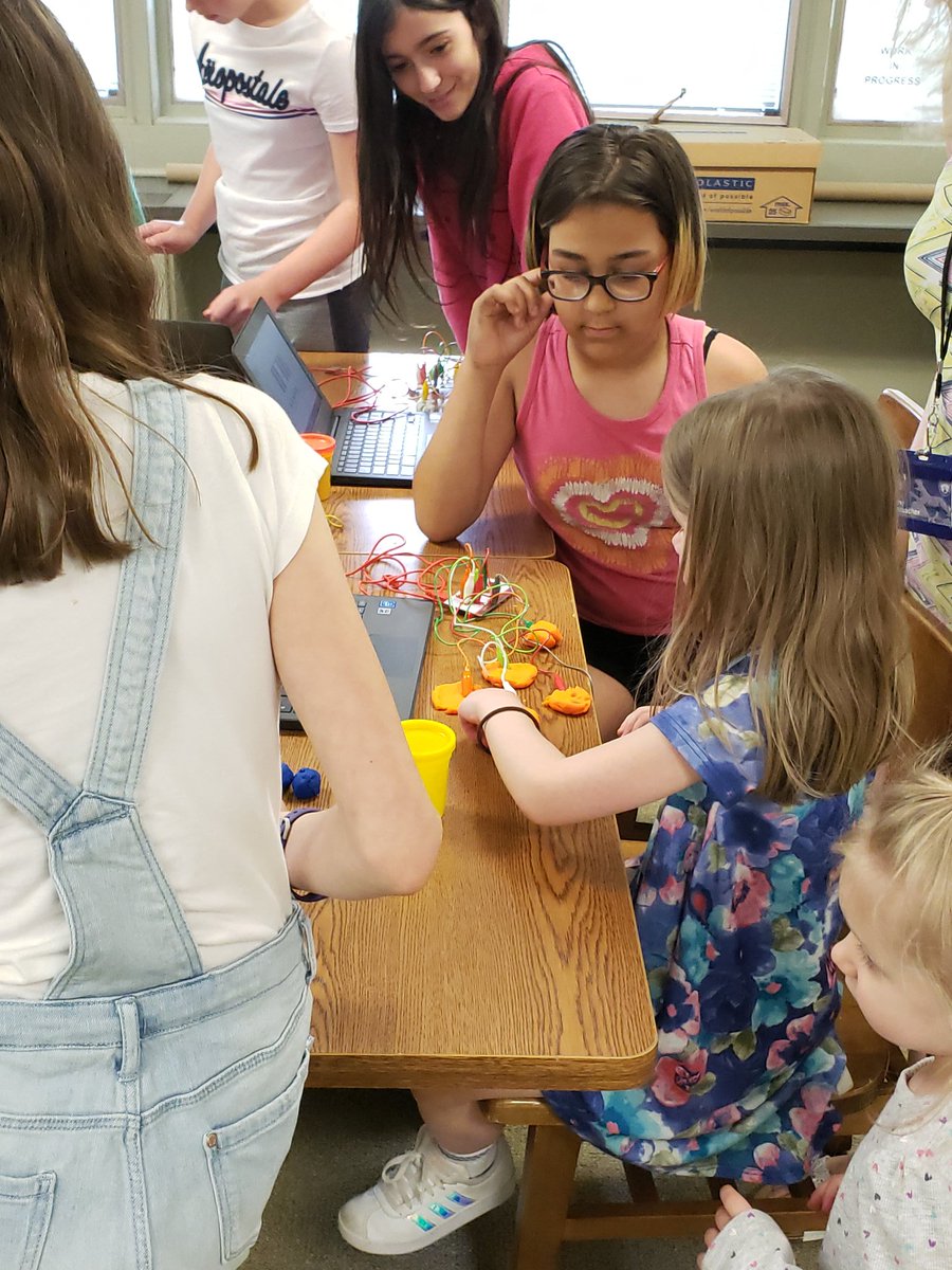 JustinTech's tweet photo. #STEM night at CW Longer with @makeymakey #hasdtigers https://t.co/J9bPXQiVek