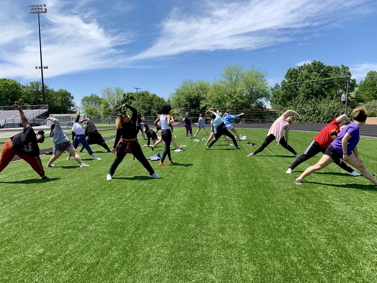 niki_boyce's tweet photo. It was a great day for student-led yoga! Enjoying this awesome weather we are having and taking time to de-stress! 🤗 https://t.co/DoPetLrhoP