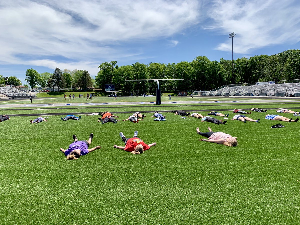 niki_boyce's tweet photo. It was a great day for student-led yoga! Enjoying this awesome weather we are having and taking time to de-stress! 🤗 https://t.co/DoPetLrhoP