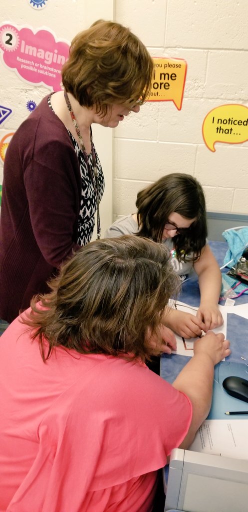 dgeorganas7's tweet image. Family STEM Night @RC_1275! #cridgepride