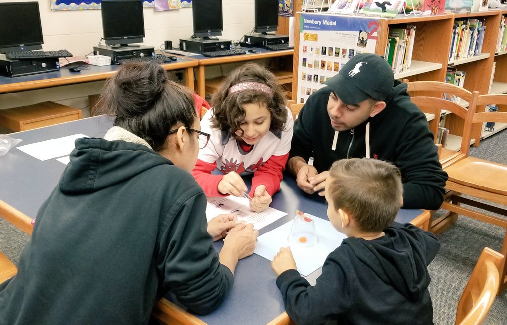 dgeorganas7's tweet image. Family STEM Night @RC_1275! #cridgepride