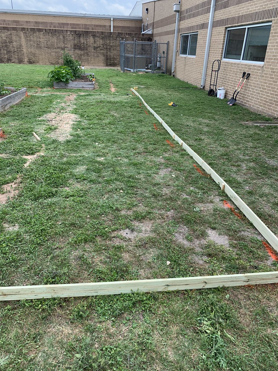 clhsaca's tweet photo. Thank you so much @CMSJagShop for installing our forms and helping us lay the crushed granite for our new seating area! It is looking great!! @matthewsdeloach https://t.co/ztYpbxDJia