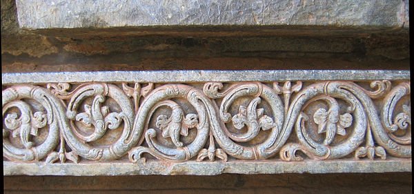 SokolowskiLuk's tweet photo. The #vine_scroll ornament at on the 12th-century #Indian Hoysaleswara Temple. The decoration spread along the #SilkRoad. Figures combined with leaf scrolls derived in its entirety from provincial forms of #Hellenistic architecture employed in Central Asia (Rawson 1984, 23). https://t.co/NrJsuhfkoc