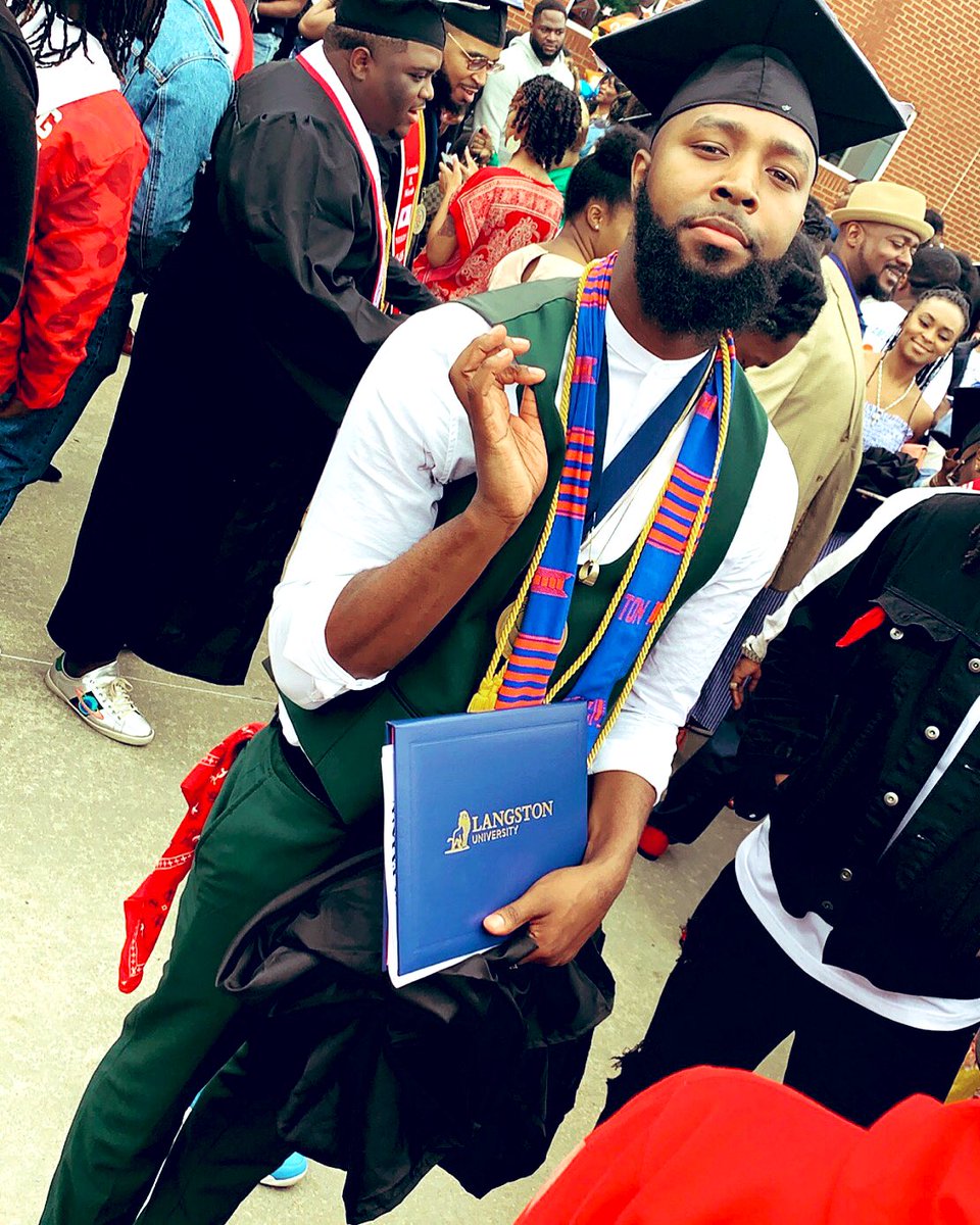 BigSaVySaV's tweet photo. Grinding plus prayer equals accomplishments 👨🏾‍🎓!
Never thought that one day I’ll be a college graduate, but the streets ain’t the way so I found another 🀄️🤝🏁 #BigSav #hbcugrad https://t.co/MGUSk1syOB