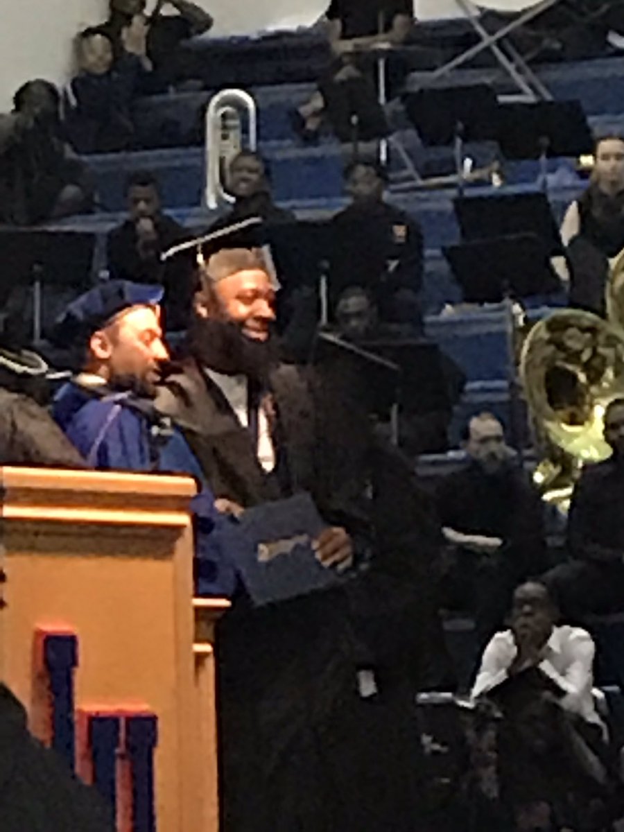 BigSaVySaV's tweet photo. Grinding plus prayer equals accomplishments 👨🏾‍🎓!
Never thought that one day I’ll be a college graduate, but the streets ain’t the way so I found another 🀄️🤝🏁 #BigSav #hbcugrad https://t.co/MGUSk1syOB