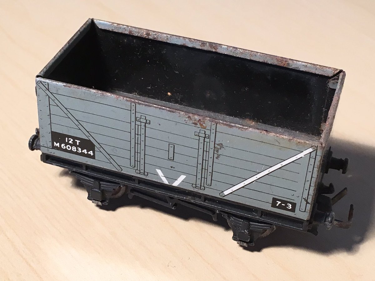 Collectomaniac3's tweet photo. More Hornby Dublo wagons as promised 🏴󠁧󠁢󠁳󠁣󠁴󠁿👍😎 #hornbydublo #tinplate #guardsvan #modeltrains #TMRGUK https://t.co/cjSzINjvVv