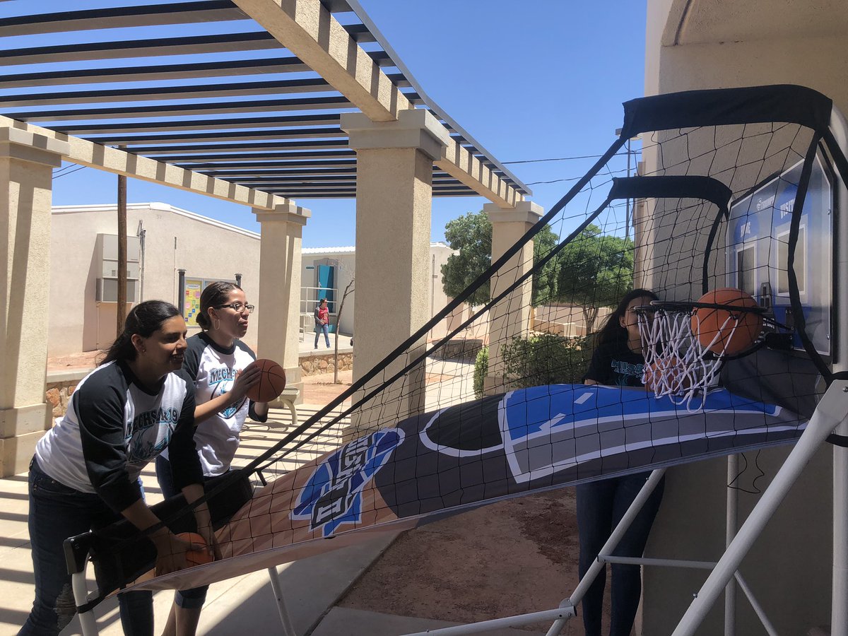 Mechs2019's tweet photo. A few of our seniors enjoying today’s Basketball Activity during lunch, go Class of 2019! https://t.co/ZgQSdZlP4R
