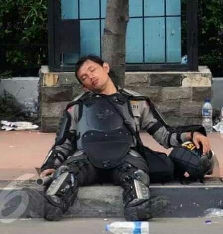 ApriliaLin's tweet photo. Semangat &amp; Terima kasih buat pak TNI &amp; Polri karna sejatinya yg JIHAD itu kalian, demi mjg kedamaian &amp; keutuhan bangsa kalian rela meninggalkn keluarga kalian

Doa kami menyertaimu bapak² yg mjalankan tugas, smg bs pulang dgn selamat berkumpul dgn keluarga lg merayakan Idul Fitri https://t.co/j2pwbqHdc5
