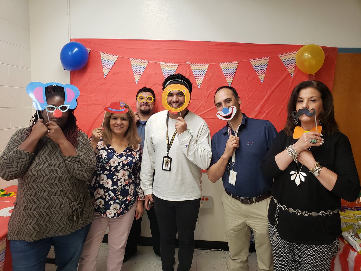 LMaiaILC's tweet photo. End of year shenanigans with our fabulous Northeast CICs!!!!! #NENetwork #ImWithTheBAND #ILCsDallasISD @ClaritaRivera18 @_Rachel_Alvarez @wcullins1 https://t.co/rVfYKqDvN8