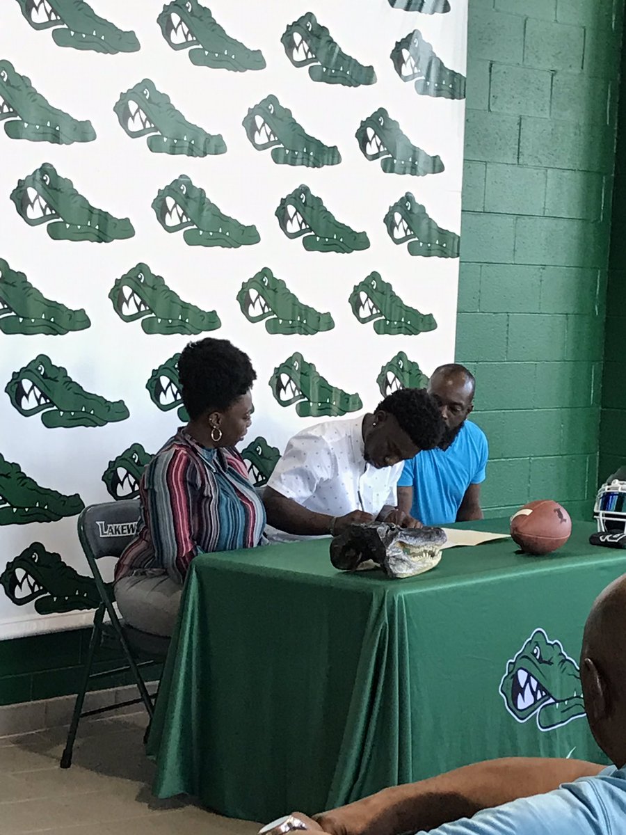 CoachRyanKing's tweet image. I was really happy to be able to see @iamtaeee_ sign this afternoon. @FootballPrideGC is getting one heck of an athlete and an ever better young man. I am excited to see you take this next step and I can’t wait to watch you find success. Congratulations J!