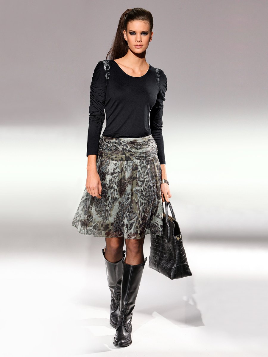 deadcon8's tweet image. #ChloePrindham is One of The UK&apos;s Best of The Best Supermodels of #SelectModels. Although In My Eyes NYC Brunette Model Stunner @trinity_blades Would Also Make Stylish Brand Outfits Like These Look All Kinds of Excellent!!!