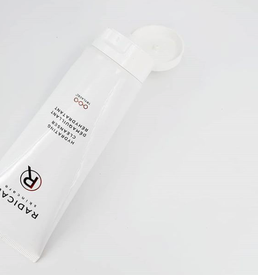 RadicalSkincare's tweet photo. Windy days call for extra cleansing measures!
The extra dust, grime, and pollen gets caught in our pores.
Our gentle Hydrating Cleanser leaves your skin clean and clear without drying and stripping the skin of its natural oils.
https://t.co/jeBhncsZZD
#clearskin #facecleanse https://t.co/E3M7WOwh9q