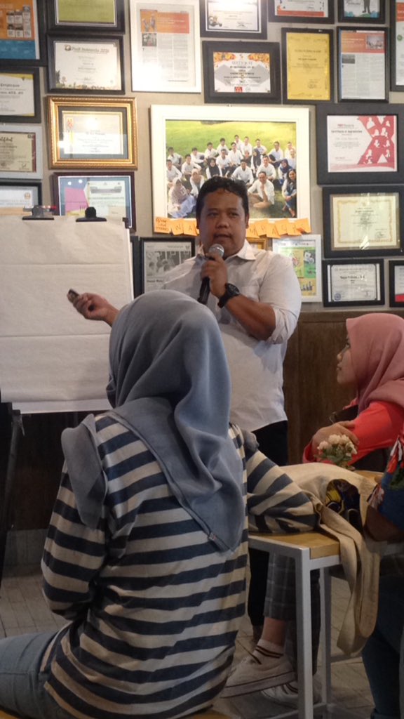 tle_id's tweet photo. Mr Kasno Pamungkas, Morpho Sociolinguistic Enthusiast, gave many Tips for product naming. 

#ngabuburitbelajarbisnis
#thelocalenablers https://t.co/unej4FgxYE