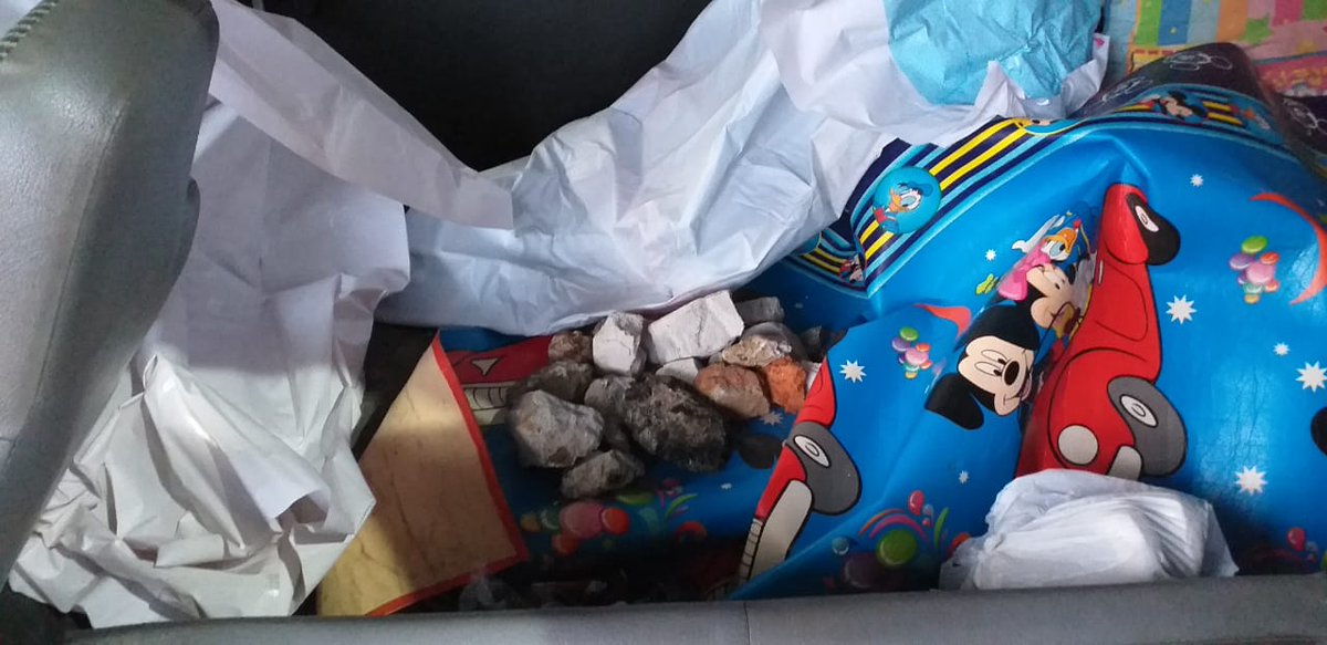 Tetap positive thinking, kalo ini bukan ambulan, tapi mobil proyek. 😭

Credits: @Wariman_