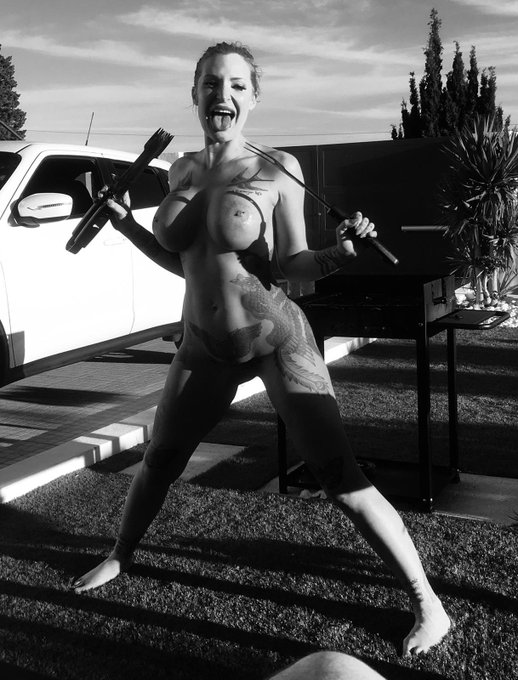 Barbecue anyone? #NakedChef @AlexxaVice Pic by @bormann_albert https://t.co/Rs1oQsjfH9<a href="/tag/nakedchef"class="tags">#NakedChef</a><a class="tags" href="/tag/alexxavice">@alexxavice</a>
