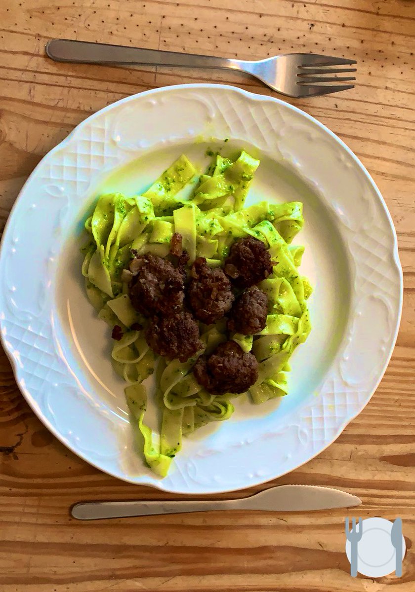 2rb1SOYxwTx2A7T's tweet photo. #kayaa Fettuccine with home made parsley pesto and beef meatballs https://t.co/IICYnu9aNm