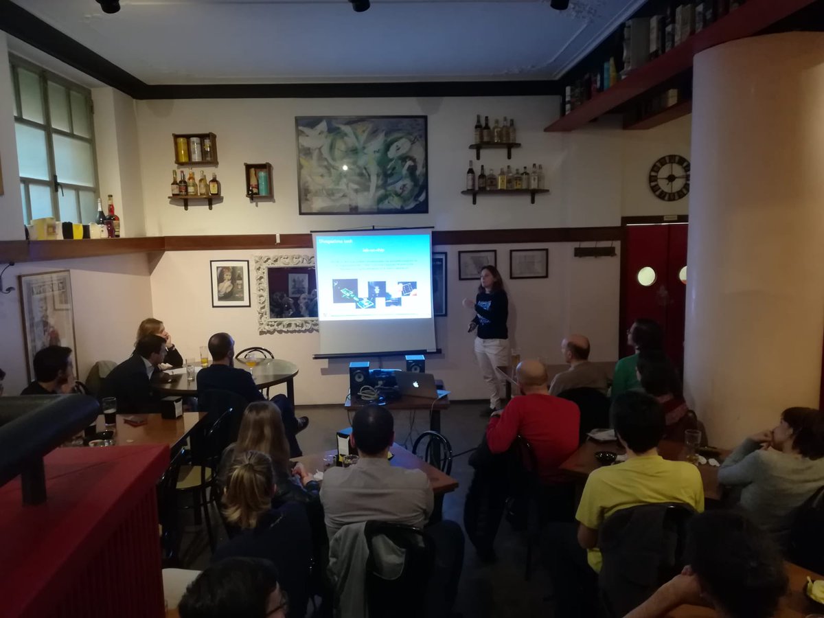 fastgroup_ifn's tweet image. Great talk Francesca @bragheri 👏👏! The pub is full, the 🍻 are many, and the attention is at the 💥🔝💥! Thank you for explaining us the power of #OpticalTweezers and #LabOnChips!! Lucky audience... @pintofscienceIT #Pint19 #Pint19IT #Pint19Milano #Milano #Harp #PROCHIP