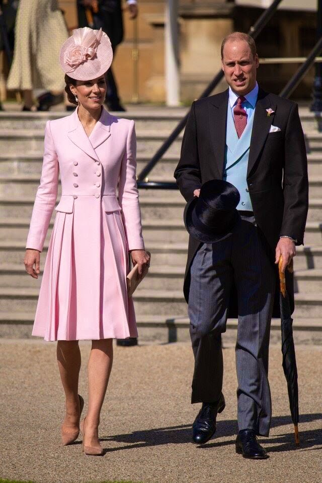 bernadette_07's tweet photo. May 21, 2019 Duchess Kate Is Pretty in Pink at Queen'sAnnual Garden Party With PW.She chose a delicate pair of pearl-drop earrings to honour her mom-in-law.The stunning earrings were a wedding gift to Diana from Collingwood jewellers, w/c she wore a mo. before her nuptials to PC https://t.co/H8O39e9iGv