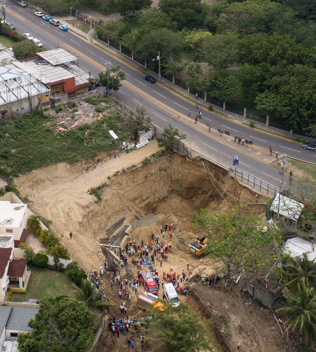 edithfebles's tweet photo. Imágenes aéreas que muestran el derrumbe de la obra en construcción en Santiago donde se reporta hasta el momento tres fallecidos. Fotos de #RyanBowen https://t.co/OIRGSyMEJK