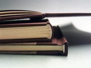 center4bookarts's tweet photo. This weekend: Bookbinding II: Intro to Hard Cover with @sheeprints, May 25 &amp; 26. https://t.co/QE09lrqRCW Learn to make hardcover case bindings for pamphlets, flat back books, and a book with a rounded spine. Learn about the structure beneath the boards. 📙 https://t.co/1s7XbPLQG9