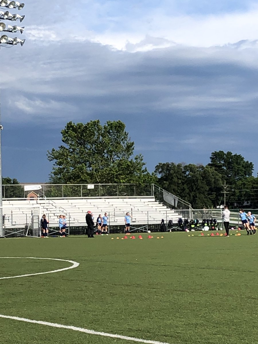 sportingsgf's tweet photo. Absolutely GORGEOUS night for training!!  It takes time, effort, and a plan to improve and we have all 3!  #Golden #Progress #Develop #SportingSpringfield https://t.co/LNyJ7MZ6Hi
