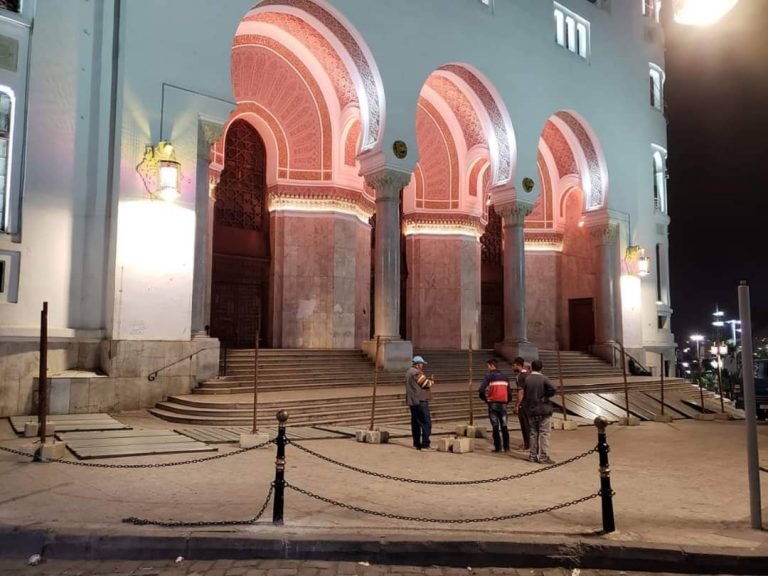 Moncefaitkaci's tweet photo. Ce mardi soir, les travaux de réhabilitation des escaliers de la #Grande_poste ont “visiblement” commencé. Pour empêcher tout accès au chantier, des barrières de sécurité ont été installées. Il s’agit d’un symbole du mouvement populaire, le #Harak, auquel l’accès a été interdit https://t.co/Lrpj99p07n