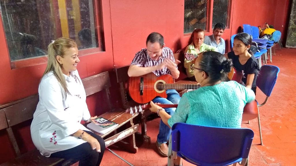 alcaldiaocana's tweet photo. La alcaldesa @MiriamPradoC hace entrega a los niños de las escuelas de formación del municipio, instrumentos musicales a través  del programa Expedición Sensorial; con el objetivo fomentar la cultura y el arte en #Ocaña https://t.co/cn4oTaRBPr