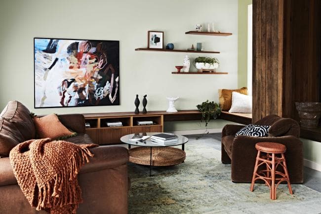 Lisa_LAbode's tweet photo. Autumn colours are so welcoming and inviting. If you don’t want to do a whole wall, try doing a block colour behind your favourite artwork to really create a pop of colour. 

Via @Vogueliving https://t.co/yMtdCDLUIt