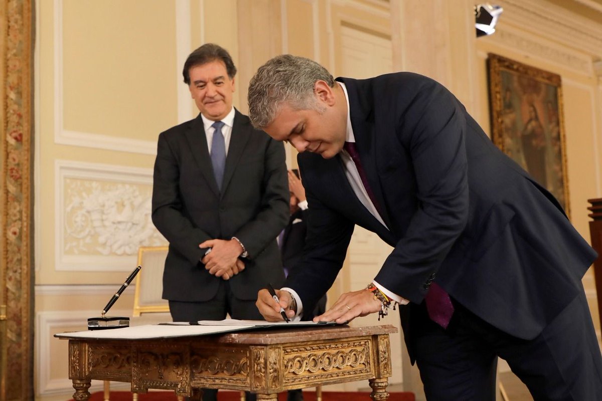 ESAPOficial's tweet photo. El presidente de la República, @IvanDuque, posesionó a Pedro Medellín Torres como nuevo Director de la Escuela Superior de Administración Pública @EsapOficial. Mira toda la noticia en el siguiente link  https://t.co/8KPG7zXEJR #TodosSomosEsap https://t.co/nC7HycibpO