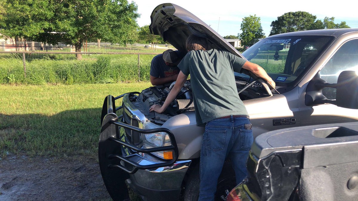 Dederia97's tweet photo. Currently watching these two change an injector on a 2004 Ford250 diesel and laughing cause they are getting mad😂 #dodgeisbetter #mechanics #reallyguys https://t.co/CRuAbPk1hA