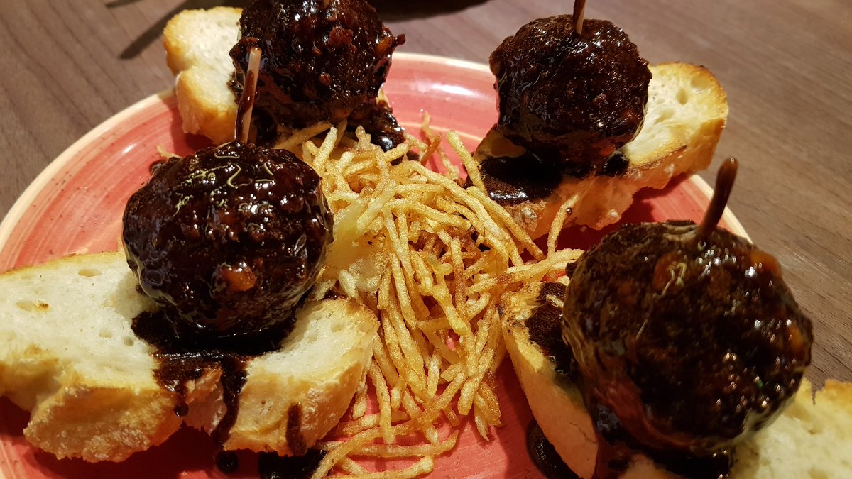 Chipirones con trigueros y albondigas con morcilla en <a href="/pinchos_elcano/">Pinchos Elcano</a> CLagasca, 7 #Madrid #foodlovers