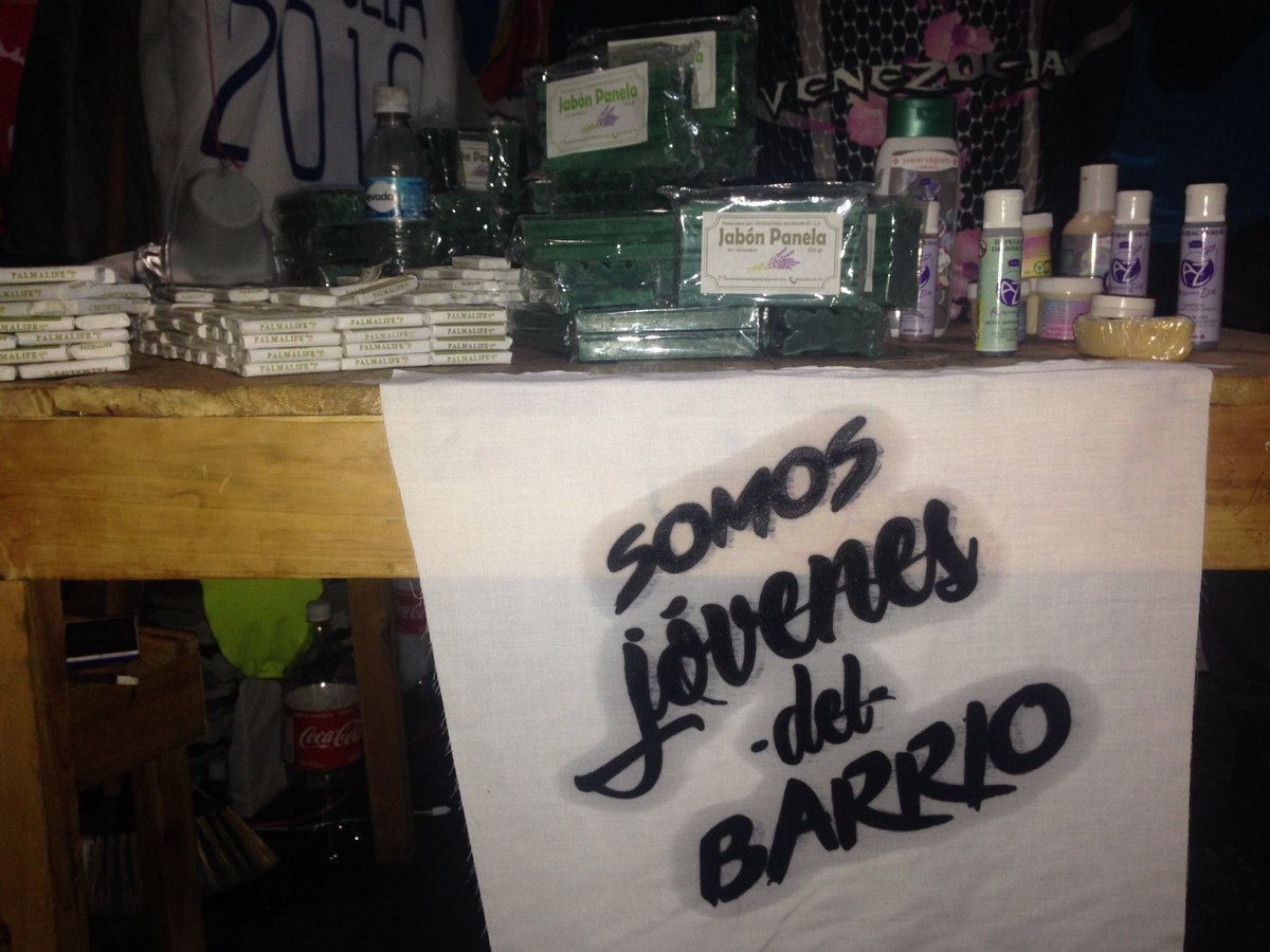JovenDelBarrio's tweet photo. Jóvenes del Barrio activos en el #ClaeVenezuela2019 desde los espacios del Teresa Carreño, llégate y vacílate nuestro Stand. No andamos jugando #AndamosEnOtra Es el Barrio. https://t.co/2hADlATGFa